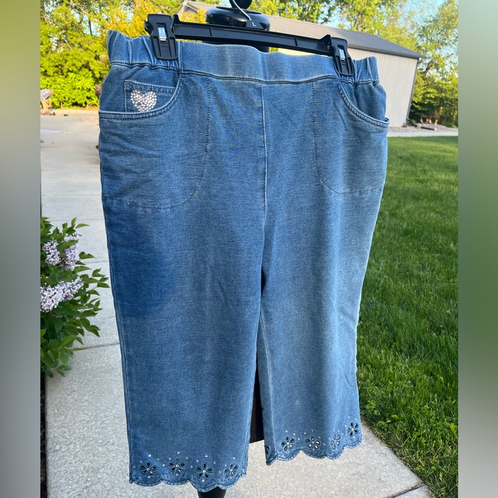 Ladies Dream Jeannes Quacker Factory medium pull on Capri jeans rhinestone